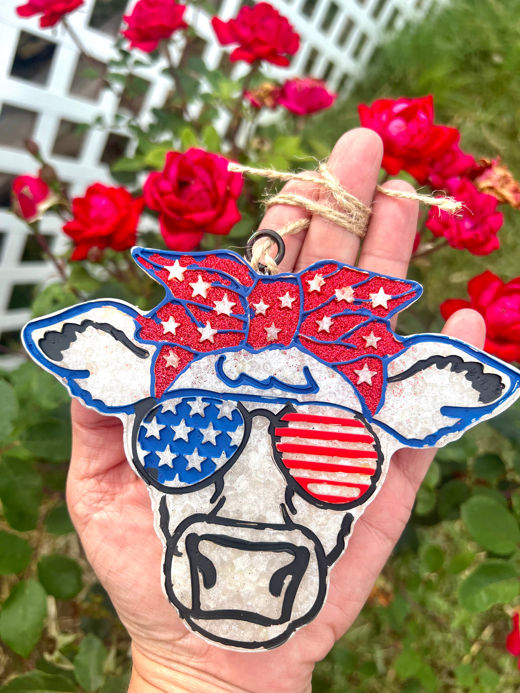 Western car decor depicting the size compared to a hand. 