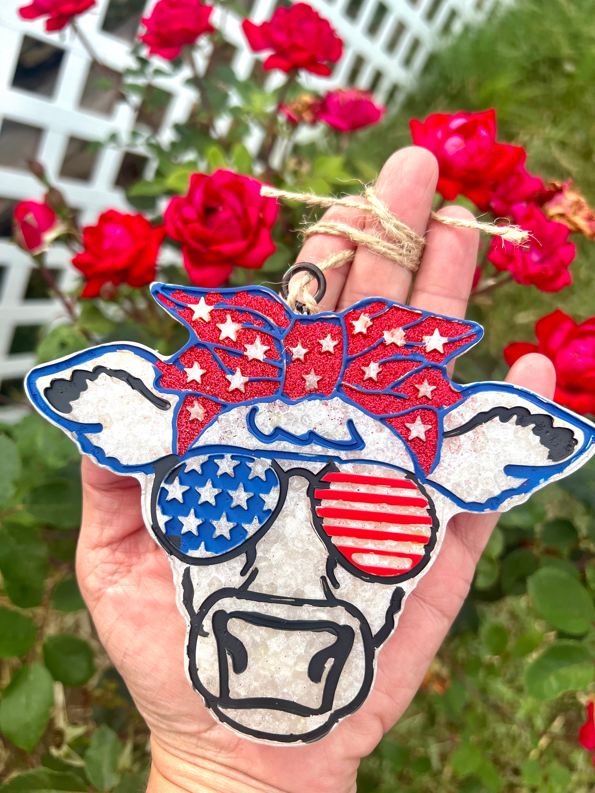 Western car decor depicting the size compared to a hand. 